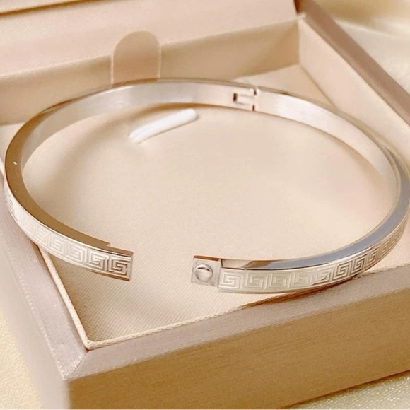 stainless steel detailed bangle bracelet - Picture 3 of 5